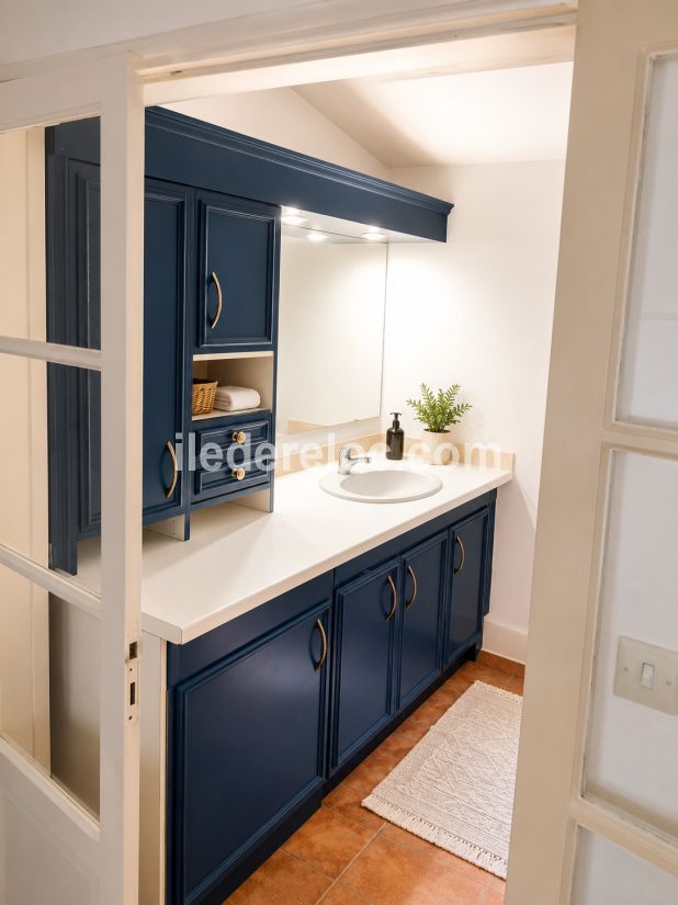 Photo 15 : SALLEDEBAIN d'une maison situ&eacute;e &agrave; Rivedoux-Plage, &icirc;le de R&eacute;.