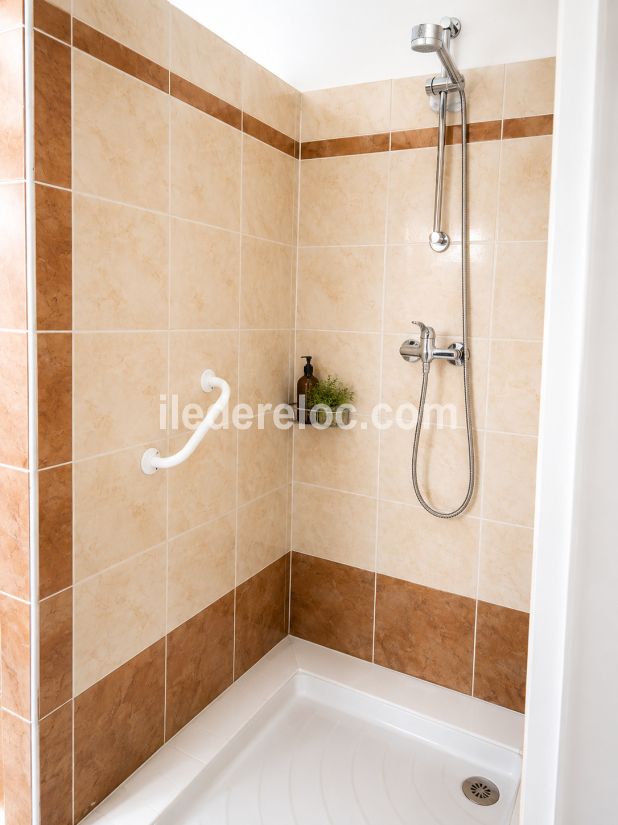 Photo 16 : SALLEDEBAIN d'une maison situ&eacute;e &agrave; Rivedoux-Plage, &icirc;le de R&eacute;.