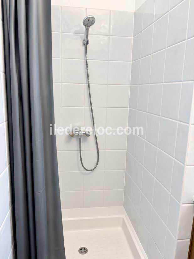 Photo 19 : SALLEDEBAIN d'une maison situ&eacute;e &agrave; Rivedoux-Plage, &icirc;le de R&eacute;.