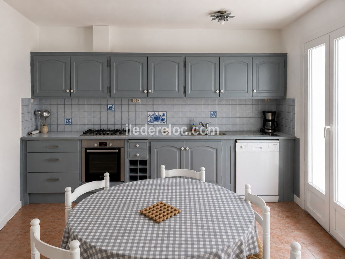 Photo 21 : CUISINE d'une maison situ&eacute;e &agrave; Rivedoux-Plage, &icirc;le de R&eacute;.