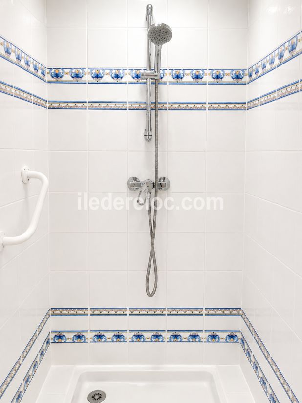 Photo 12 : SALLEDEBAIN d'une maison situ&eacute;e &agrave; Rivedoux-Plage, &icirc;le de R&eacute;.