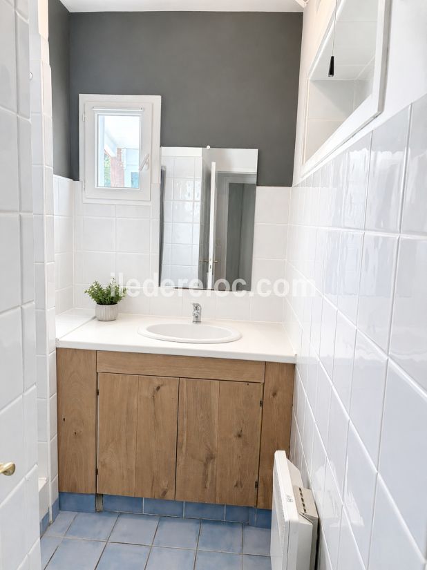 Photo 18 : SALLEDEBAIN d'une maison situ&eacute;e &agrave; Rivedoux-Plage, &icirc;le de R&eacute;.