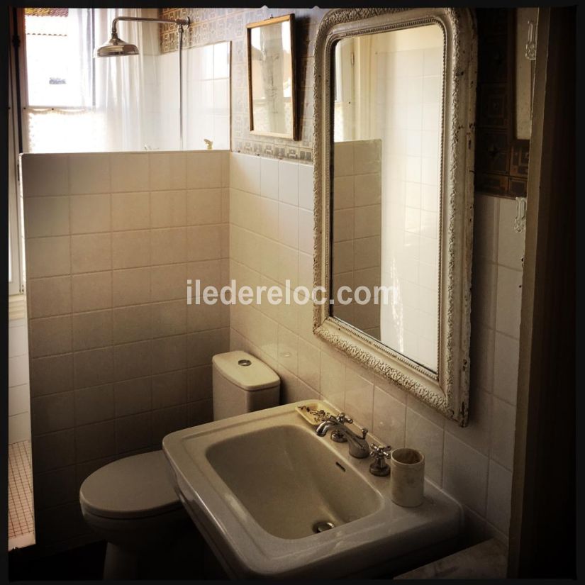Photo 13 : SALLEDEBAIN d'une maison situ&eacute;e &agrave; La Couarde-sur-mer, &icirc;le de R&eacute;.
