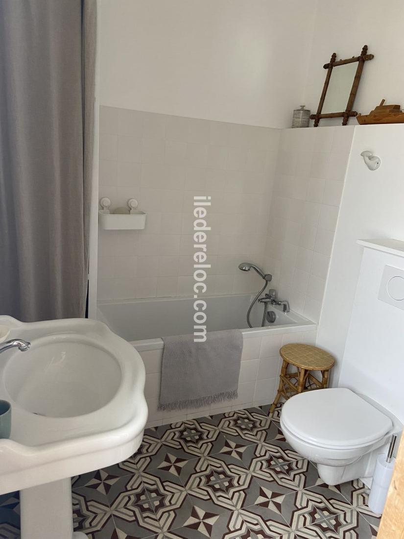 Photo 12 : SALLEDEBAIN d'une maison situ&eacute;e &agrave; La Couarde-sur-mer, &icirc;le de R&eacute;.