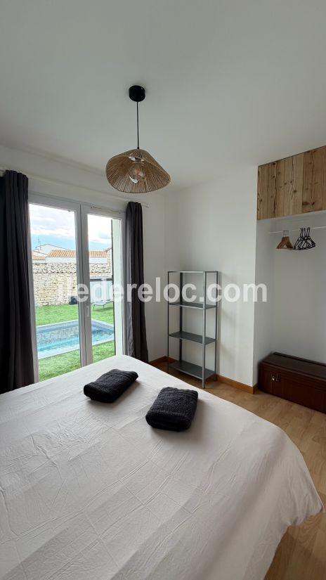 Photo 13 : CHAMBRE d'une maison situ&eacute;e &agrave; Sainte-Marie-de-R&eacute;, &icirc;le de R&eacute;.