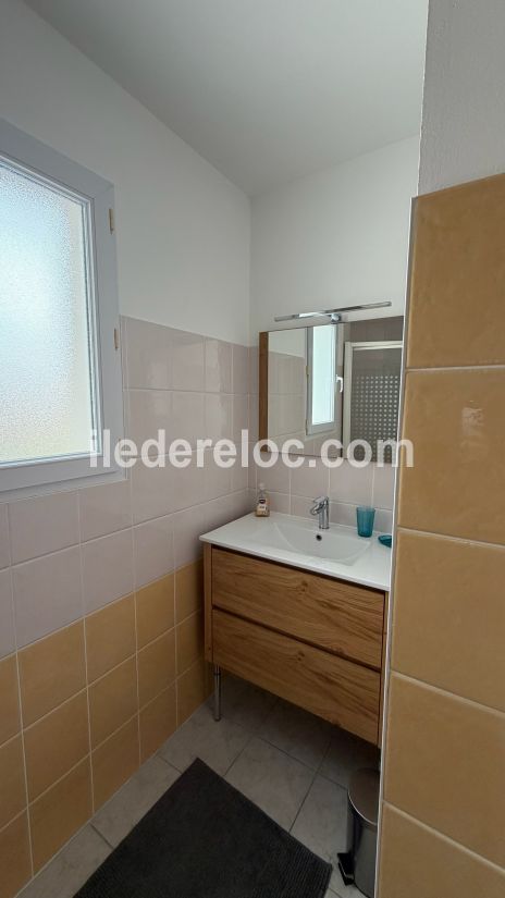Photo 16 : SALLEDEBAIN d'une maison situ&eacute;e &agrave; Sainte-Marie-de-R&eacute;, &icirc;le de R&eacute;.
