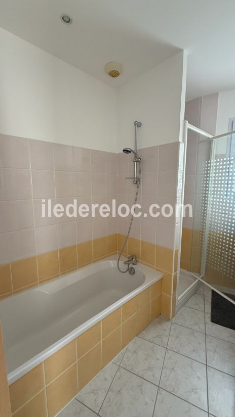 Photo 17 : SALLEDEBAIN d'une maison situ&eacute;e &agrave; Sainte-Marie-de-R&eacute;, &icirc;le de R&eacute;.