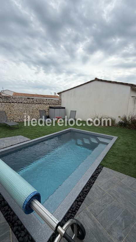 Photo 9 : PISCINE d'une maison situ&eacute;e &agrave; Sainte-Marie-de-R&eacute;, &icirc;le de R&eacute;.