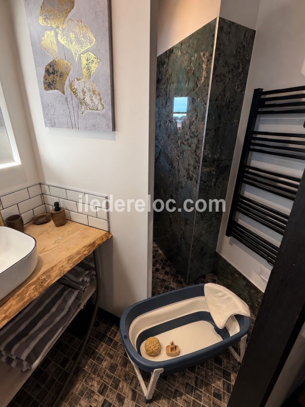 Photo 14 : SALLEDEBAIN d'une maison situ&eacute;e &agrave; Rivedoux-Plage, &icirc;le de R&eacute;.