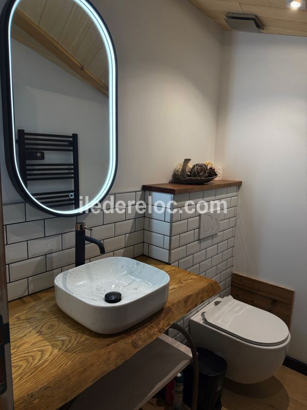 Photo 9 : SALLEDEBAIN d'une maison situ&eacute;e &agrave; Rivedoux-Plage, &icirc;le de R&eacute;.