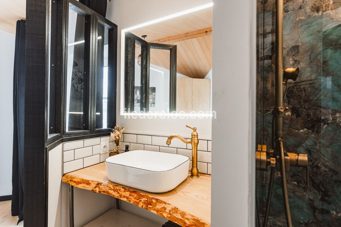 Photo 8 : SALLEDEBAIN d'une maison situ&eacute;e &agrave; Rivedoux-Plage, &icirc;le de R&eacute;.