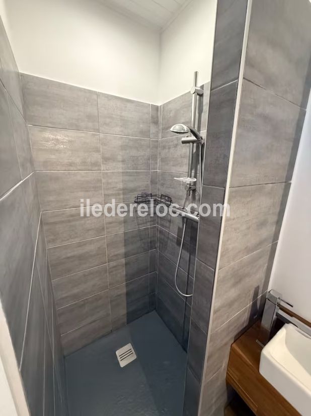Photo 26 : SALLEDEBAIN d'une maison situ&eacute;e &agrave; Rivedoux-Plage, &icirc;le de R&eacute;.