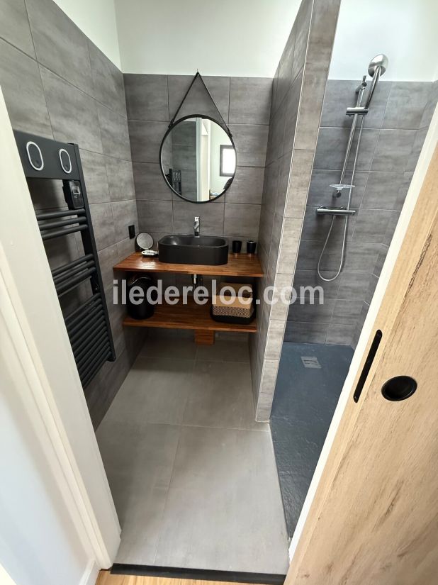 Photo 18 : SALLEDEBAIN d'une maison situ&eacute;e &agrave; Rivedoux-Plage, &icirc;le de R&eacute;.