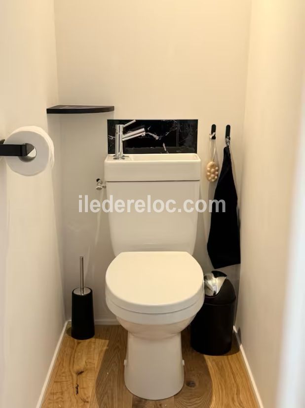 Photo 10 : WC d'une maison situ&eacute;e &agrave; Rivedoux-Plage, &icirc;le de R&eacute;.