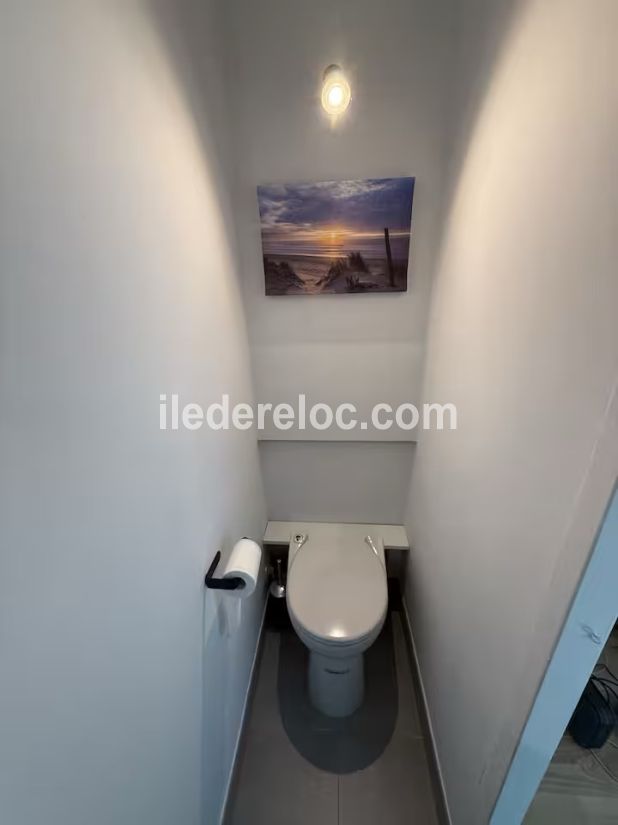 Photo 27 : WC d'une maison situ&eacute;e &agrave; Rivedoux-Plage, &icirc;le de R&eacute;.