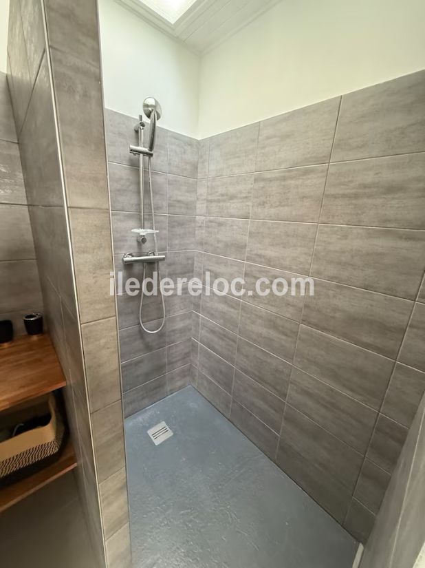 Photo 19 : SALLEDEBAIN d'une maison situ&eacute;e &agrave; Rivedoux-Plage, &icirc;le de R&eacute;.