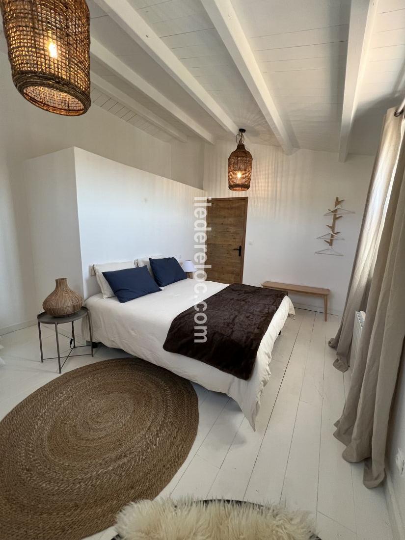 Photo 23 : CHAMBRE d'une maison situ&eacute;e &agrave; Les Portes-en-R&eacute;, &icirc;le de R&eacute;.