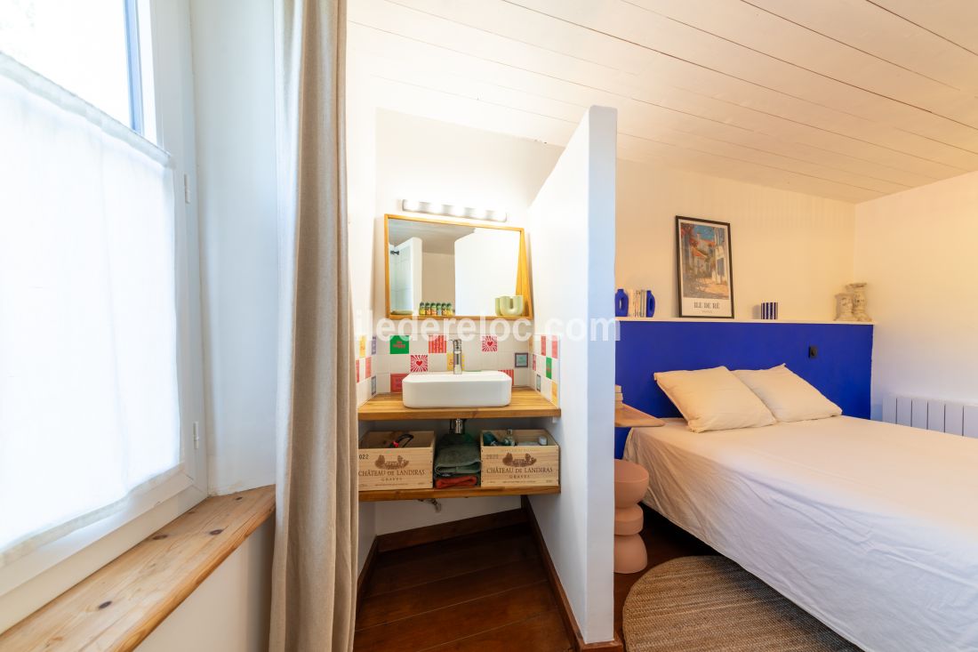 Photo 19 : CHAMBRE d'une maison situ&eacute;e &agrave; Les Portes-en-R&eacute;, &icirc;le de R&eacute;.