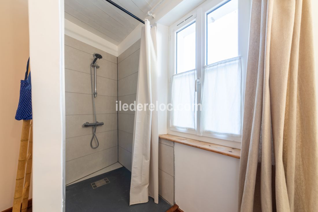 Photo 20 : SALLEDEBAIN d'une maison situ&eacute;e &agrave; Les Portes-en-R&eacute;, &icirc;le de R&eacute;.