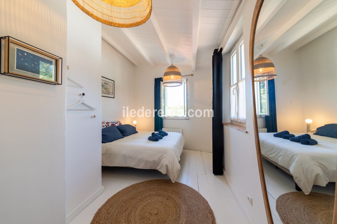 Photo 21 : CHAMBRE d'une maison situ&eacute;e &agrave; Les Portes-en-R&eacute;, &icirc;le de R&eacute;.