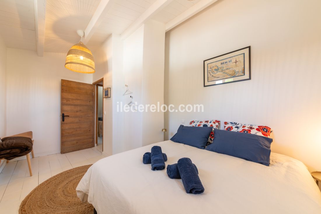 Photo 22 : CHAMBRE d'une maison situ&eacute;e &agrave; Les Portes-en-R&eacute;, &icirc;le de R&eacute;.