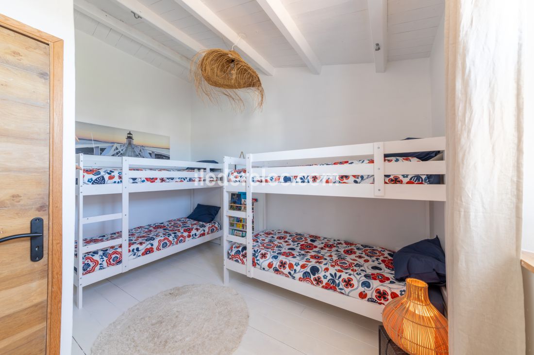 Photo 24 : CHAMBRE d'une maison situ&eacute;e &agrave; Les Portes-en-R&eacute;, &icirc;le de R&eacute;.