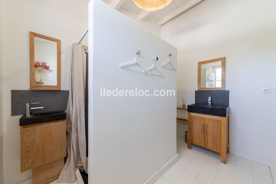 Photo 25 : SALLEDEBAIN d'une maison situ&eacute;e &agrave; Les Portes-en-R&eacute;, &icirc;le de R&eacute;.