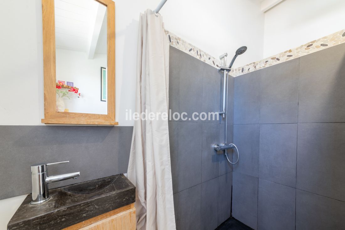 Photo 26 : SALLEDEBAIN d'une maison situ&eacute;e &agrave; Les Portes-en-R&eacute;, &icirc;le de R&eacute;.