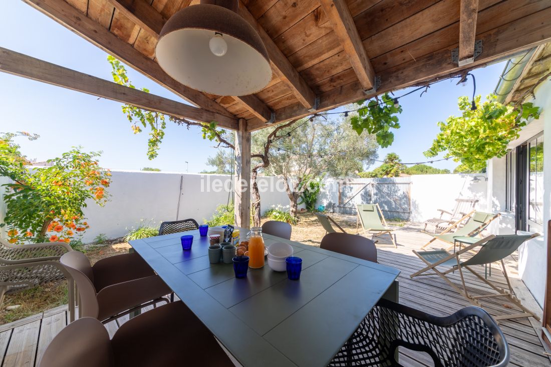 Photo 5 : TERRASSE d'une maison situ&eacute;e &agrave; Les Portes-en-R&eacute;, &icirc;le de R&eacute;.