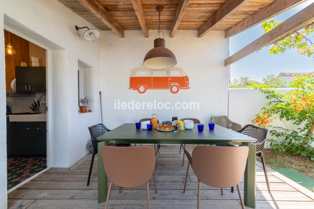 Photo 4 : TERRASSE d'une maison situ&eacute;e &agrave; Les Portes-en-R&eacute;, &icirc;le de R&eacute;.