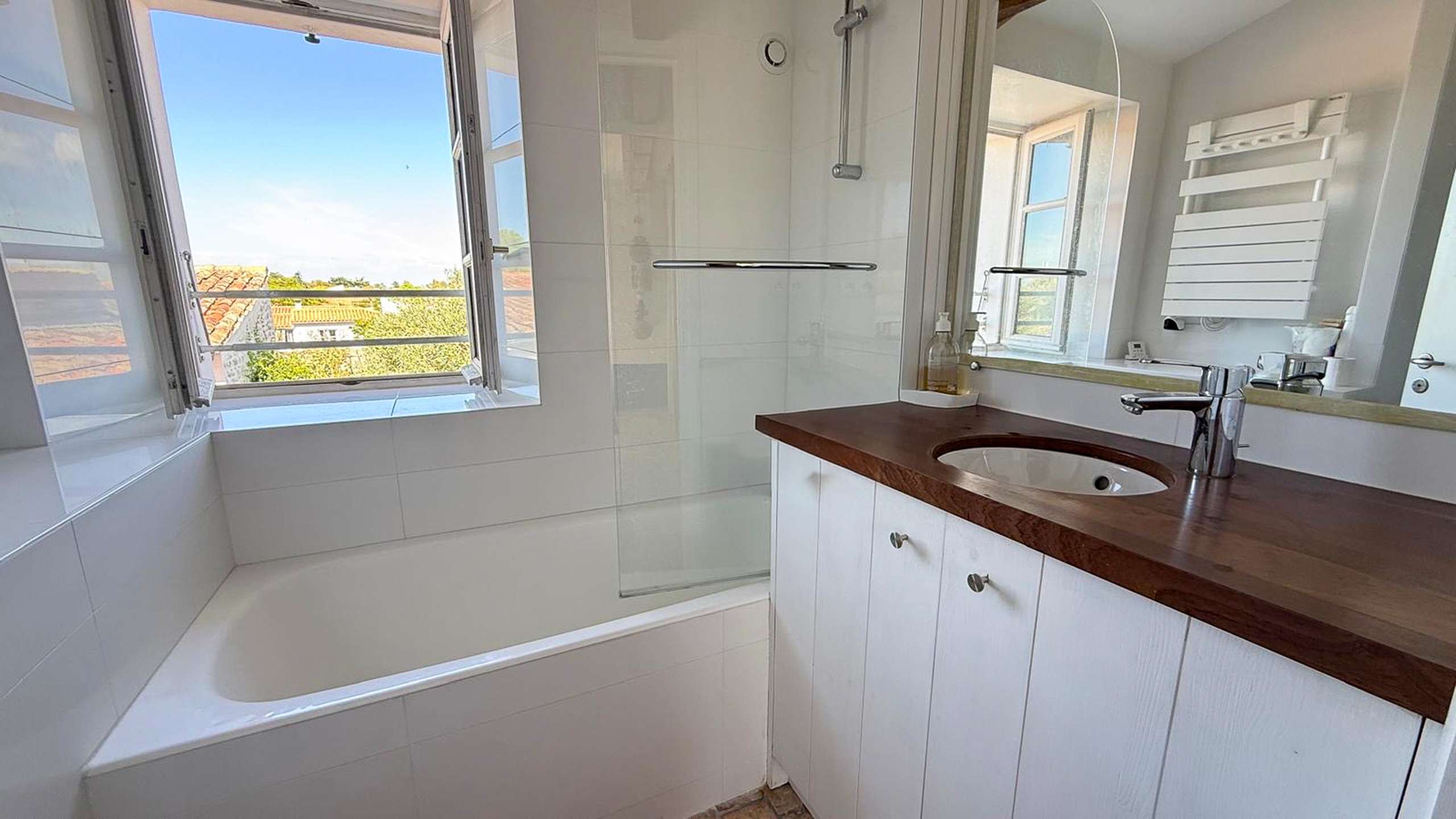 Photo 16 :  d'une maison situ&eacute;e &agrave; Ars en R&eacute;, &icirc;le de R&eacute;.