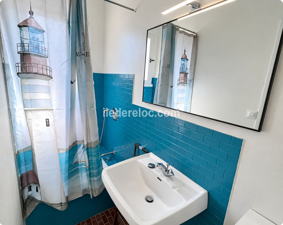 Photo 8 : SALLEDEBAIN d'une maison situ&eacute;e &agrave; La Couarde-sur-mer, &icirc;le de R&eacute;.