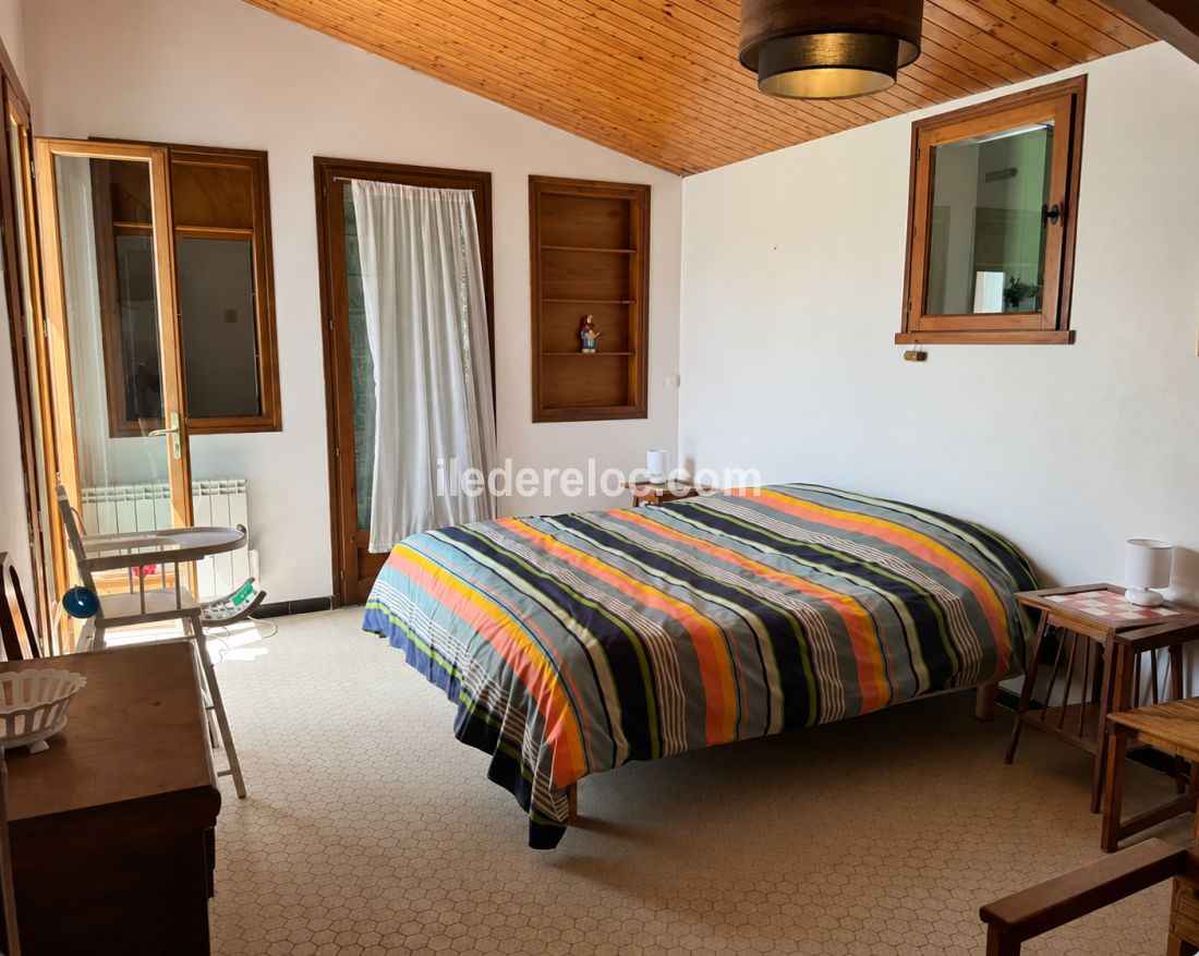 Photo 6 : CHAMBRE d'une maison situ&eacute;e &agrave; La Couarde-sur-mer, &icirc;le de R&eacute;.
