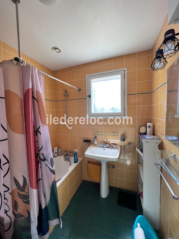 Photo 7 : SALLEDEBAIN d'une maison situ&eacute;e &agrave; La Couarde-sur-mer, &icirc;le de R&eacute;.