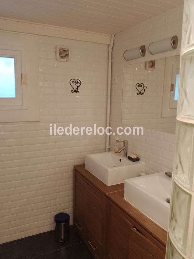Photo 14 : SALLEDEBAIN d'une maison situ&eacute;e &agrave; Loix, &icirc;le de R&eacute;.