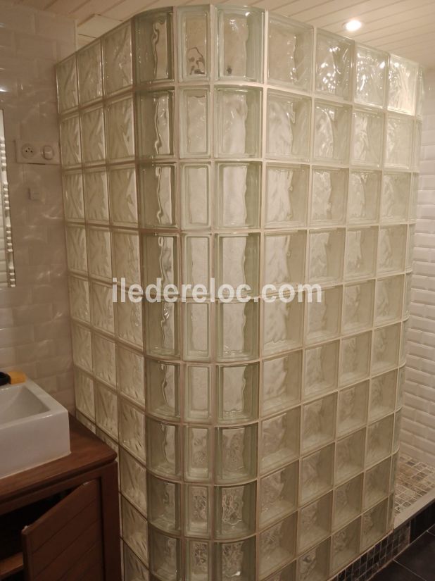 Photo 15 : SALLEDEBAIN d'une maison situ&eacute;e &agrave; Loix, &icirc;le de R&eacute;.