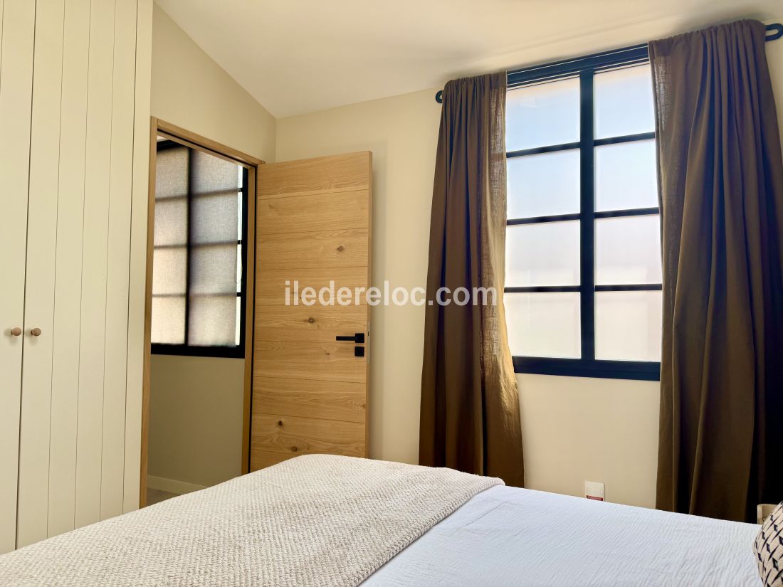 Photo 8 : CHAMBRE d'une maison situ&eacute;e &agrave; Le Bois-Plage-en-R&eacute;, &icirc;le de R&eacute;.