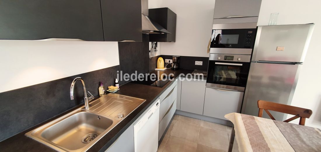 Photo 5 : CUISINE d'une maison situ&eacute;e &agrave; La Flotte-en-R&eacute;, &icirc;le de R&eacute;.