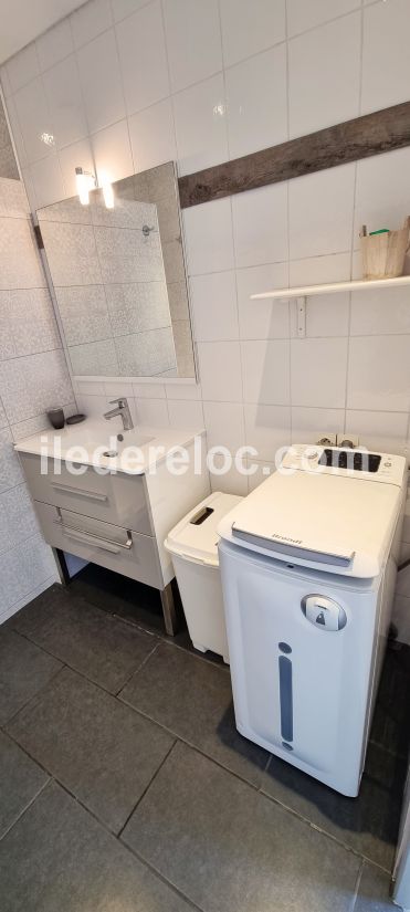 Photo 13 : SALLEDEBAIN d'une maison situ&eacute;e &agrave; La Flotte-en-R&eacute;, &icirc;le de R&eacute;.