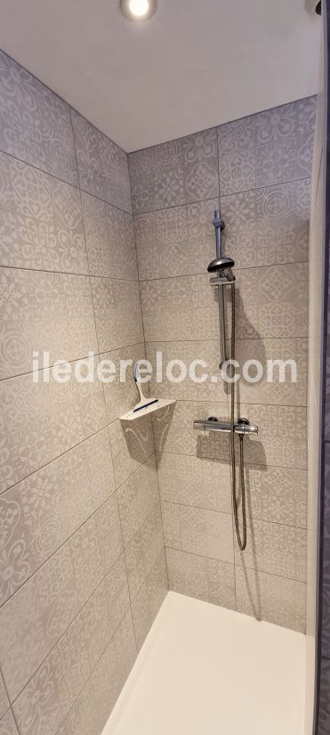 Photo 14 : SALLEDEBAIN d'une maison situ&eacute;e &agrave; La Flotte-en-R&eacute;, &icirc;le de R&eacute;.