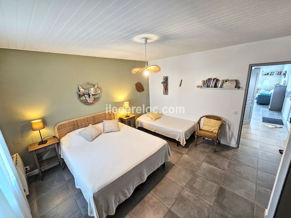Photo 12 : CHAMBRE d'une maison situ&eacute;e &agrave; La Flotte-en-R&eacute;, &icirc;le de R&eacute;.