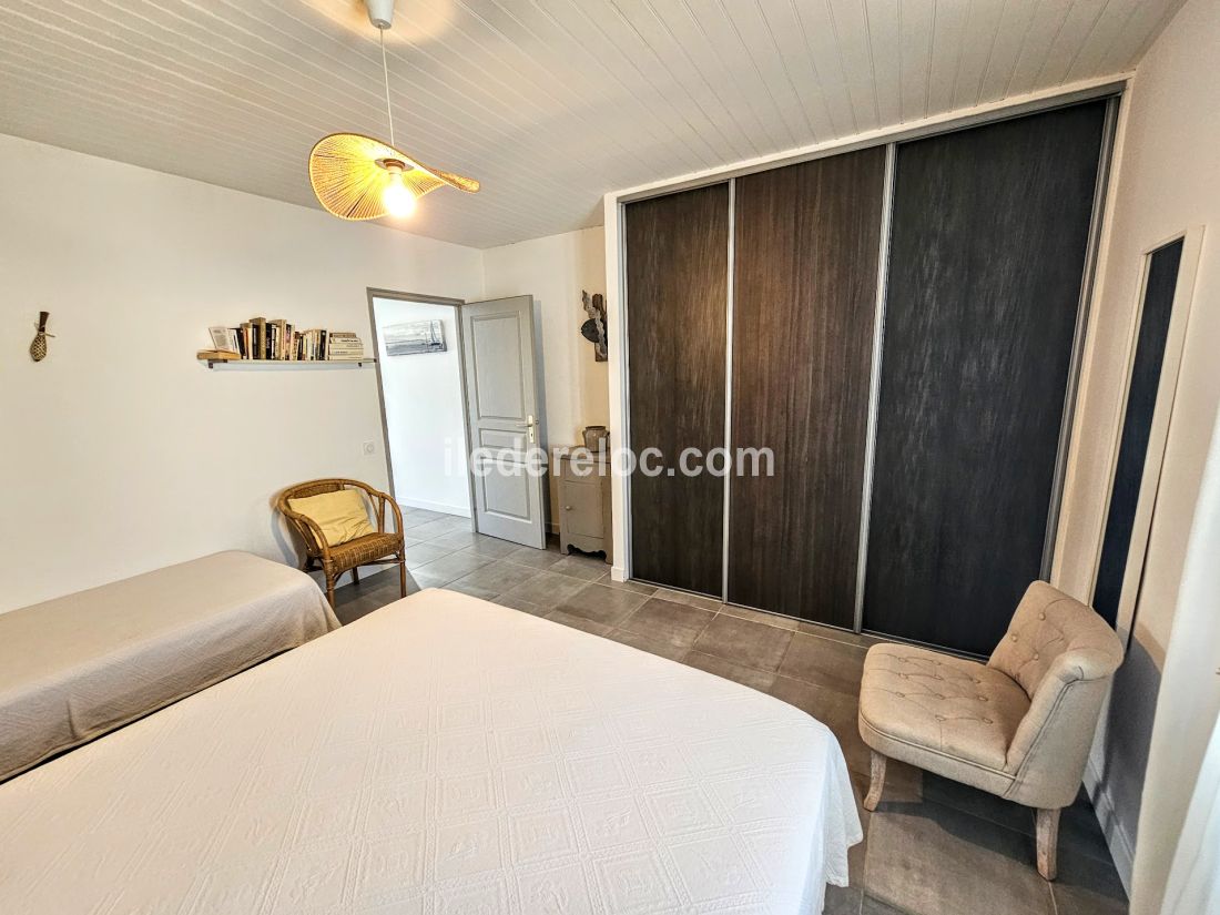 Photo 10 : CHAMBRE d'une maison situ&eacute;e &agrave; La Flotte-en-R&eacute;, &icirc;le de R&eacute;.