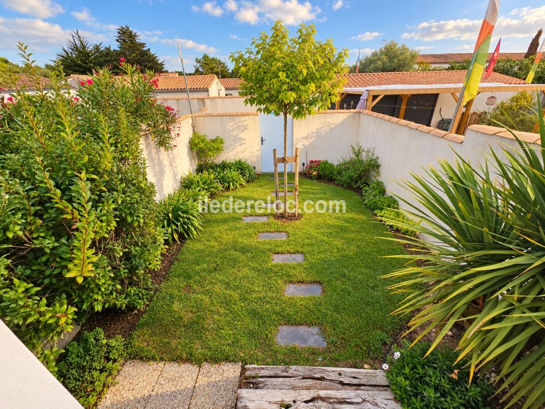 Photo 7 : JARDIN d'une maison situ&eacute;e &agrave; La Flotte-en-R&eacute;, &icirc;le de R&eacute;.