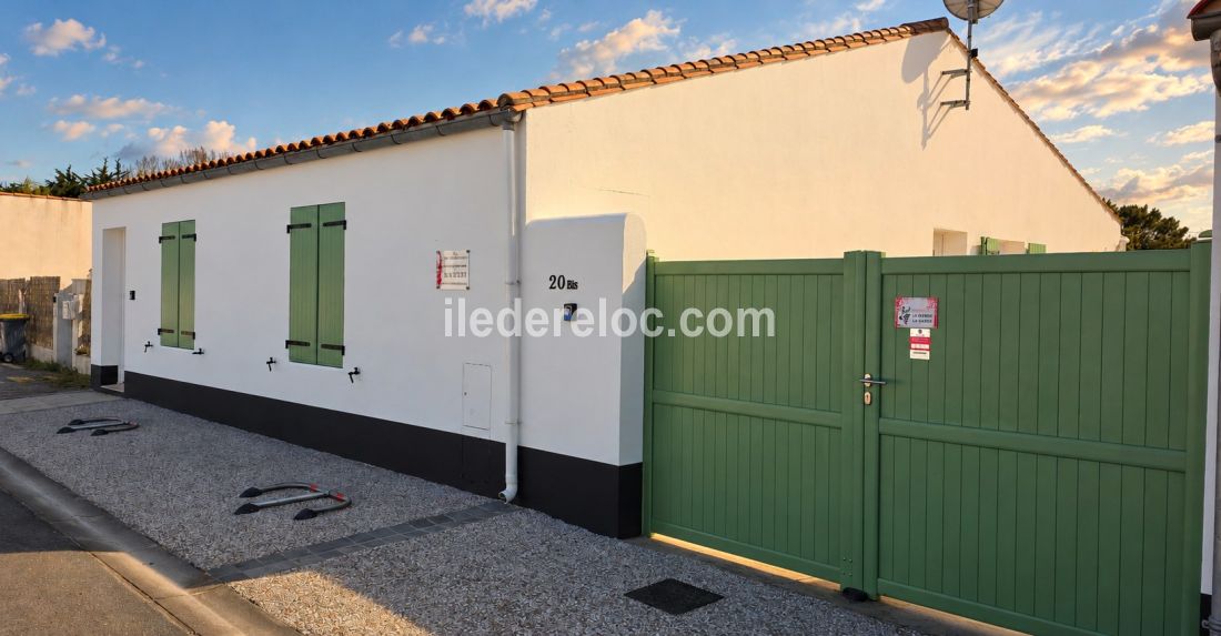 Photo 15 : EXTERIEUR d'une maison situ&eacute;e &agrave; La Flotte-en-R&eacute;, &icirc;le de R&eacute;.