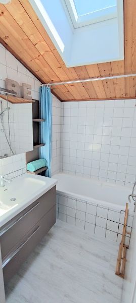 Photo 21 : SALLEDEBAIN d'une maison située à La Couarde-sur-mer, île de Ré.