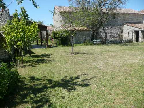 Photo 1 : JARDIN d'une maison située à Le Bois-Plage-en-Ré, île de Ré.